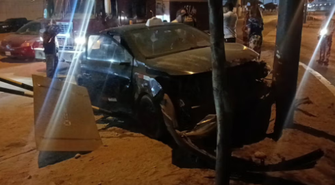 Cinco personas resultaron heridas tras el choque de un taxi contra un poste en el Callao